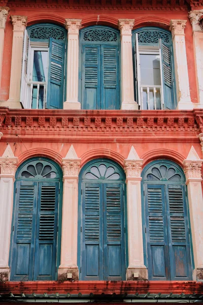 Antiguo edificio rojo y ventanas verdes —  Fotos de Stock