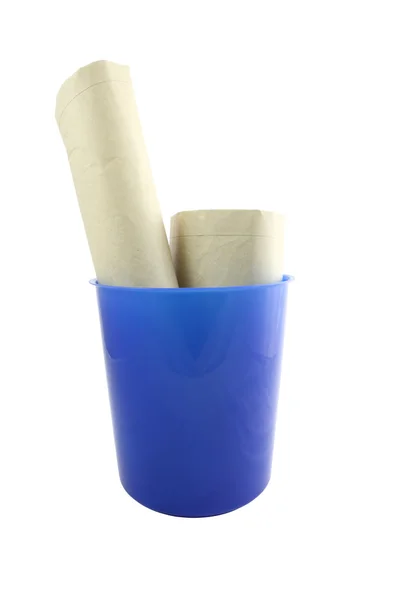 Balde de plástico azul e resíduos — Fotografia de Stock