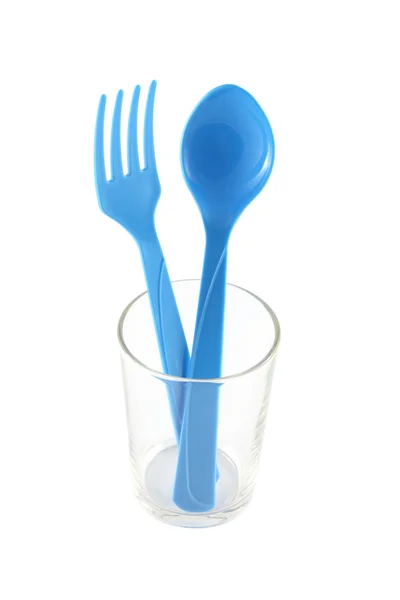 在玻璃中的蓝色塑料餐具 — 图库照片