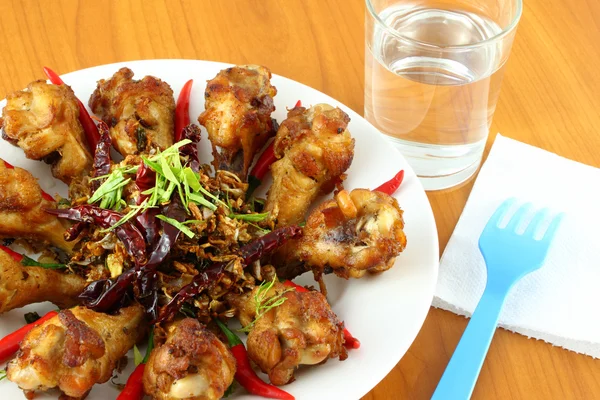 Parte delle ali di pollo fritto alle erbe piccanti sul tavolo . — Foto Stock