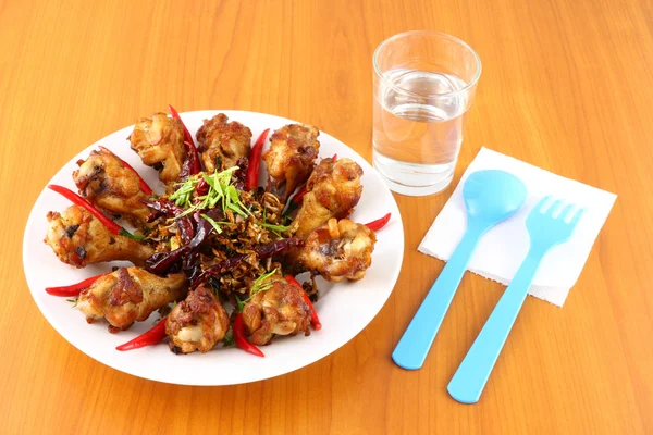 Ailes de poulet frites aux herbes épicées sur la table . — Photo