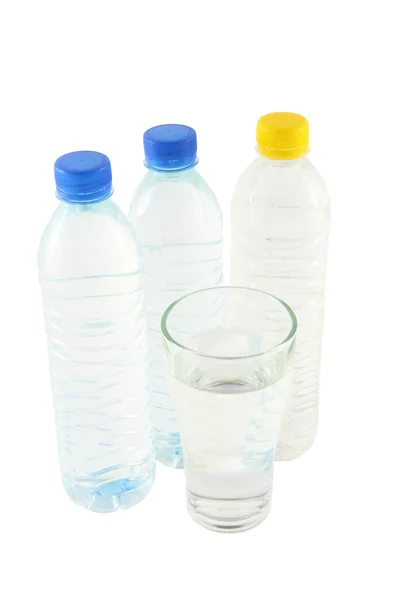 Água potável em garrafas e vidro — Fotografia de Stock