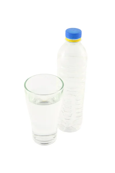 Água potável em garrafa e vidro — Fotografia de Stock