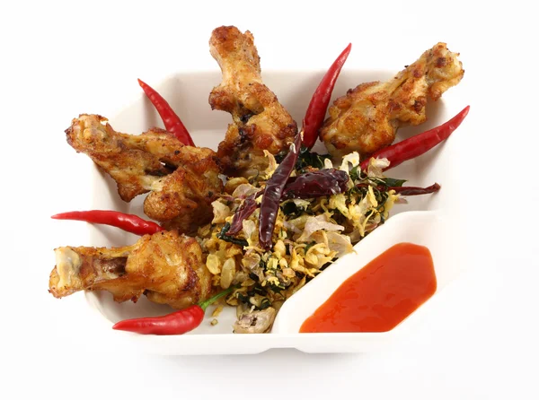 Spicy herb fried chicken wings with chili sauce. — Stock Photo, Image