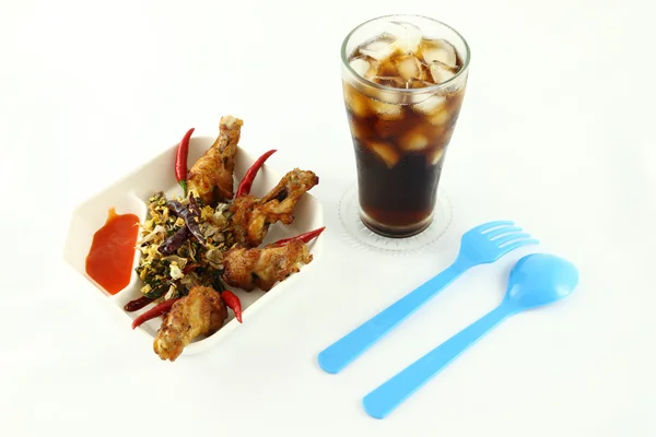 매운 허브 튀김 닭 날개와 검은 음료. — 스톡 사진
