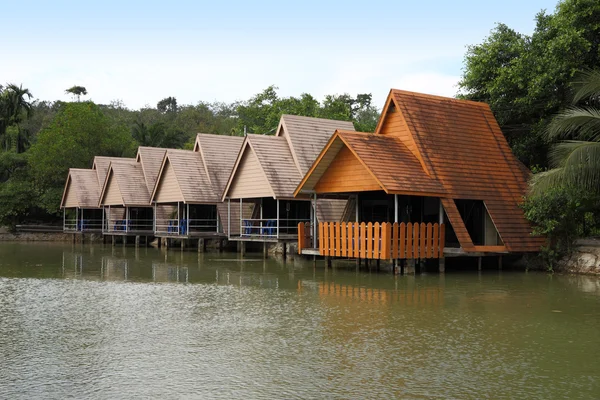 Nájemní domy na frontě vody pro dovolenou. — Stock fotografie
