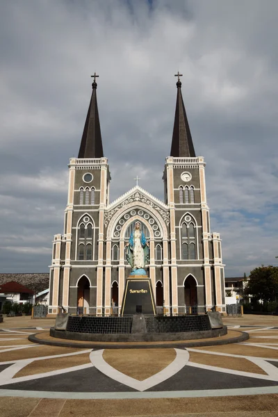 Torres de reboque frente da igreja e Maria estátua . — Fotografia de Stock