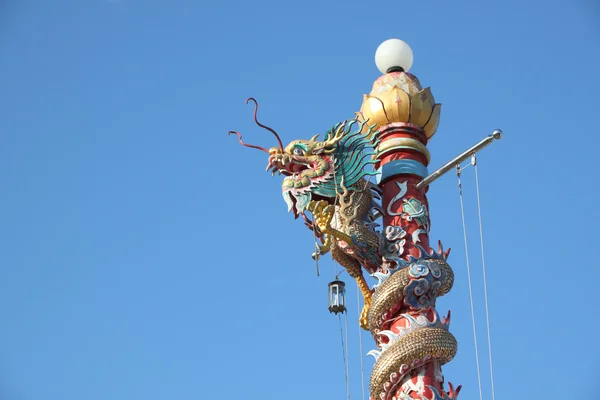 Vârful stâlpului de lămpi dragon — Fotografie, imagine de stoc