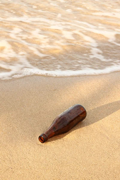 Aiuto bottiglia sulla riva del mare . — Foto Stock