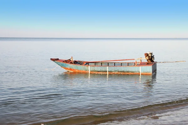 Stary fisher łódź z silnikiem, w pobliżu plaży. — Zdjęcie stockowe