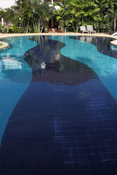 Długi basen z dwoma cieniu dachówka. — Zdjęcie stockowe