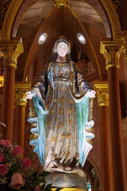 Meryem heykeli tapınak kilisesi yakınlarında
