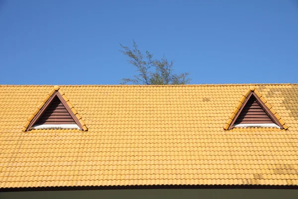 Giebel auf dem gelben Dach — Stockfoto