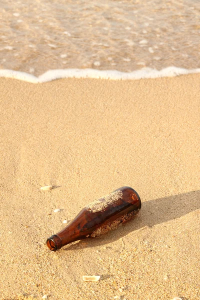 Witraż butelka pomoc piasek na brzegu morza. — Zdjęcie stockowe