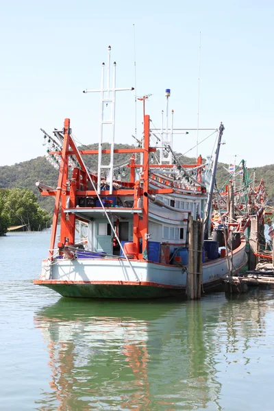 Barco de pesca doca lado porto local . — Fotografia de Stock