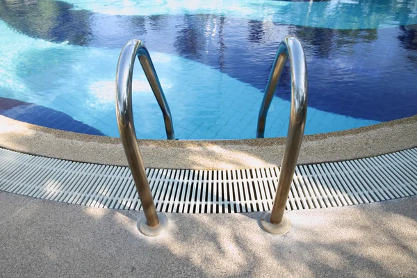 Yüzme Havuzu Merdiven Küpeşte. — Stok fotoğraf