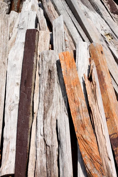 Pile verticale de bois de recyclage . — Photo