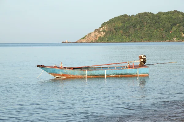 Oude vissersboot van dorpsbewoner. — Stockfoto