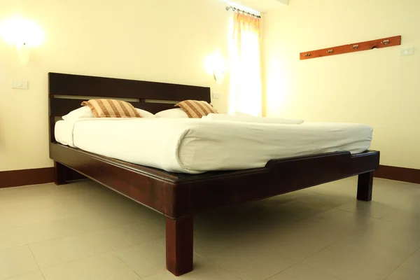 Ramy drewniane łóżko sypialnia z widokiem na dolnym. — Zdjęcie stockowe