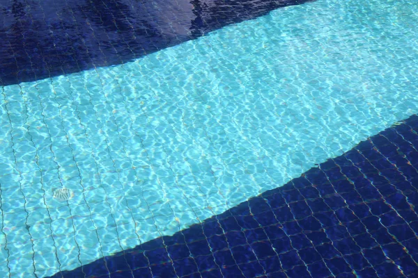 Piscina di acqua dolce con due piastrelle ombra . — Foto Stock