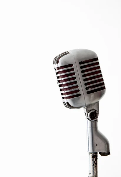 Ρετρό μικρόφωνο απομονώνονται σε λευκό φόντο — Φωτογραφία Αρχείου