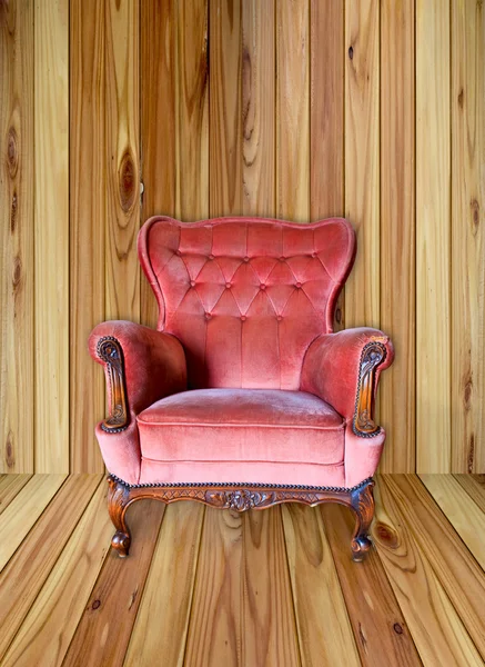 Yumuşak kırmızı şık sandalye ahşap zemin üzerinde — Stok fotoğraf