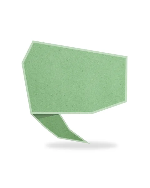 Зеленый оригами говорить тег переработанной бумаги ручной палку на белом фоне — стоковое фото