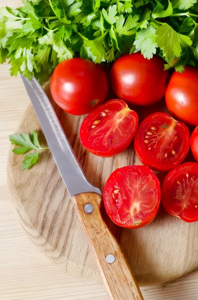 Tomate sur bois — Photo