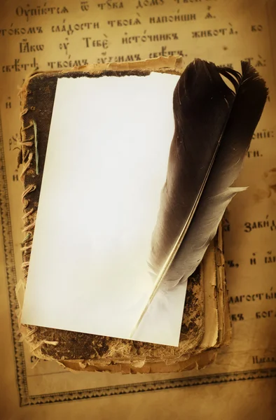 Старый текст и белый лист для заметки — стоковое фото
