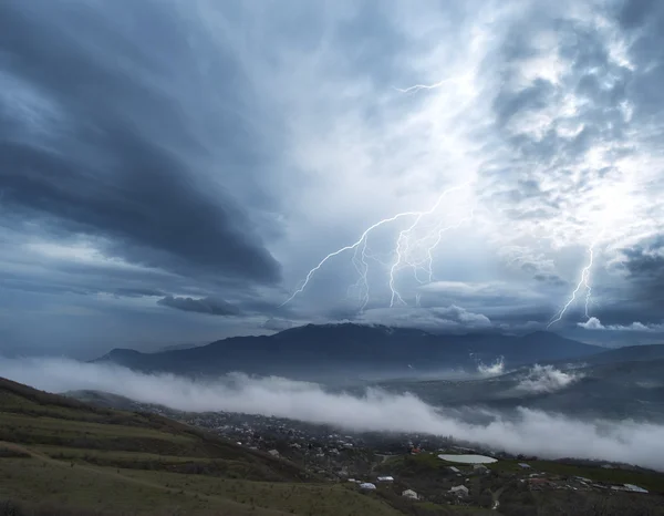 산에 폭풍 — 스톡 사진