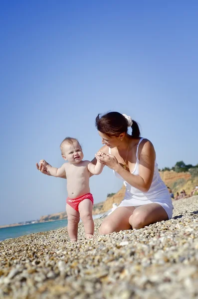 Mujer y niña en la playa —  Fotos de Stock