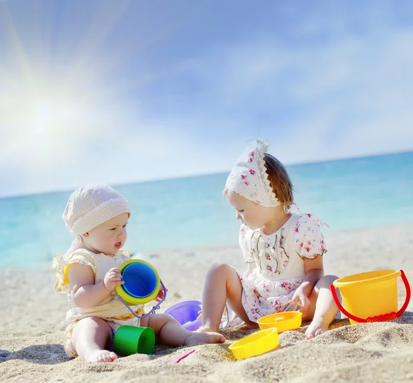 Діти на пляжі — стокове фото