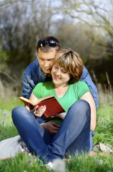 Hombre y mujer leen el libro —  Fotos de Stock