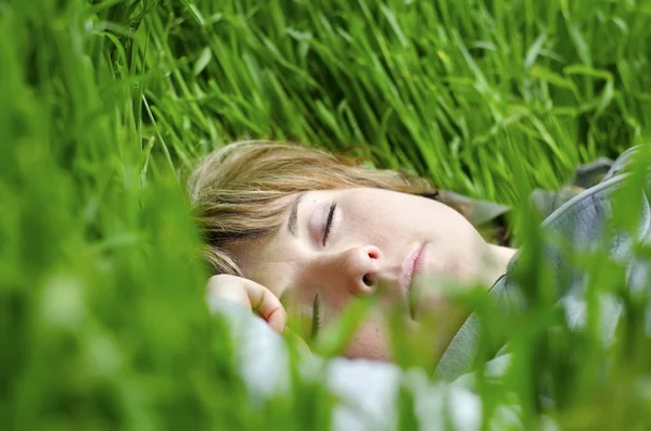 Woman sleep in grass — Stock Photo, Image