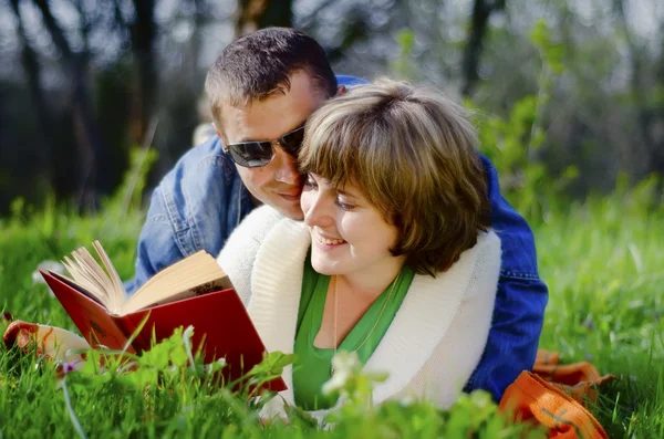 Man och kvinna läst boken — Stockfoto