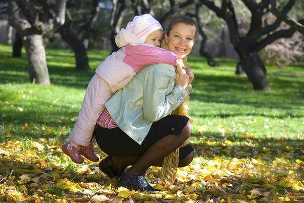 공원에 아기와 엄마 — 스톡 사진
