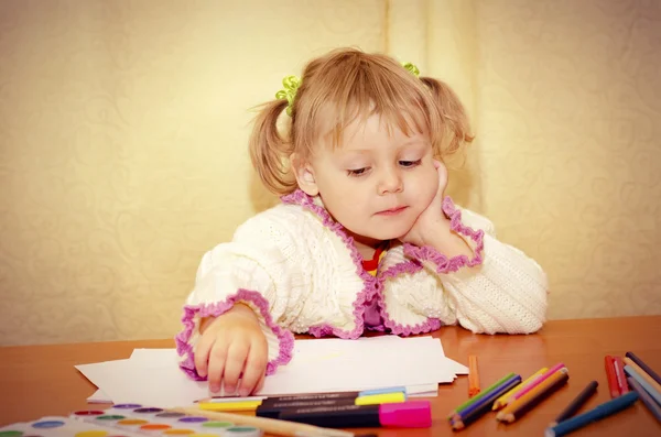 Fetiță și creioane — Fotografie, imagine de stoc