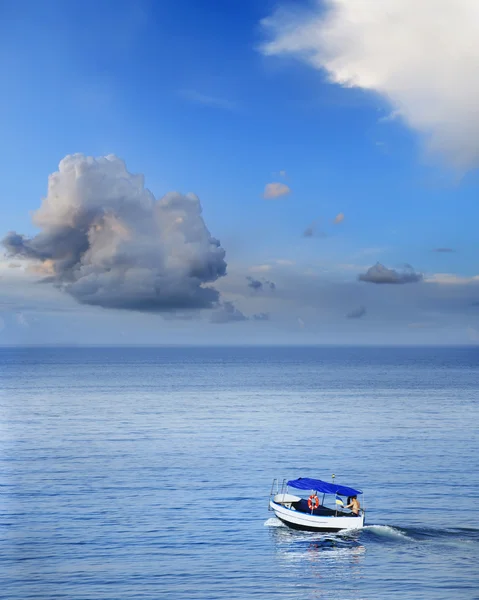Båt i havet — Stockfoto