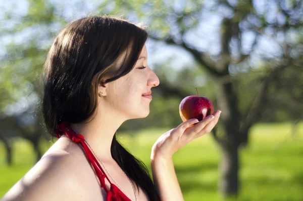 Nő almával — Stock Fotó
