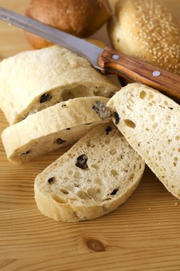 baget ekmek ve bıçak kesme tahtası üzerinde oturan dilimlenmiş.