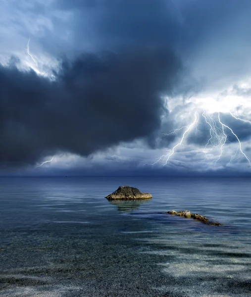 Буря блискавки над океаном — стокове фото