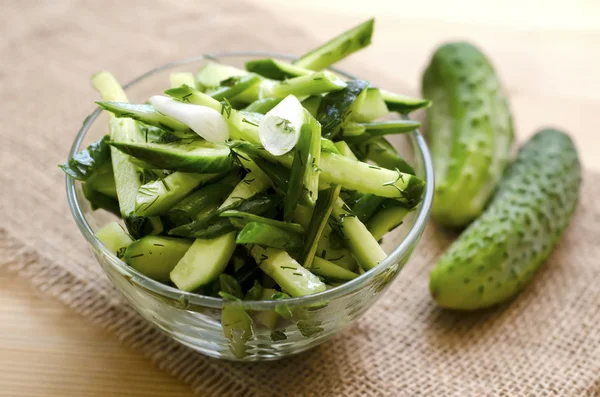 Salat mit Gurken — Stockfoto