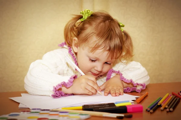 Portrait of a young beautiful girl. A girl is engaged in drawing — Stock Photo, Image