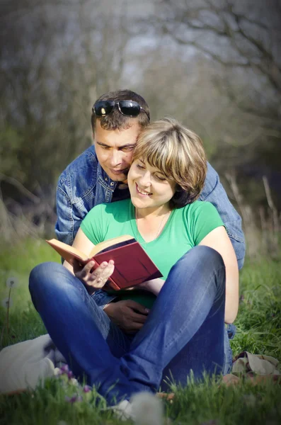 Мужчина и женщина прочли книгу — стоковое фото