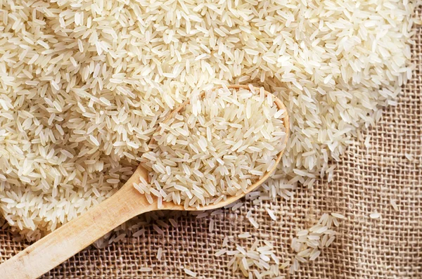 Рис в дерев'яній ложці — стокове фото