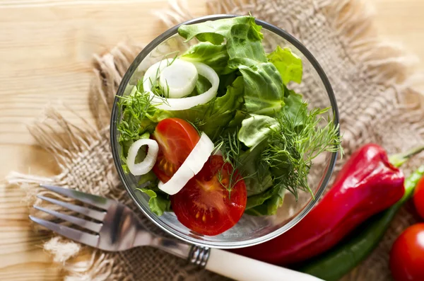 Salada com pepino e tomate — Fotografia de Stock