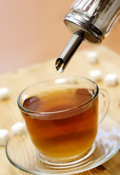 Tee in Glaskappe — Stockfoto