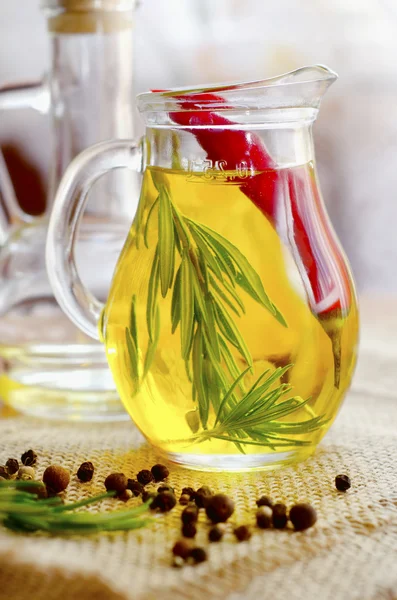 Olivový olej s rosemary ve skleněné konvici — Stock fotografie