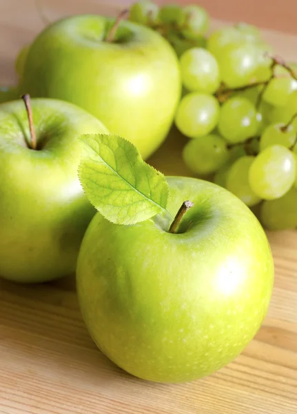Jablko a hroznové — Stock fotografie
