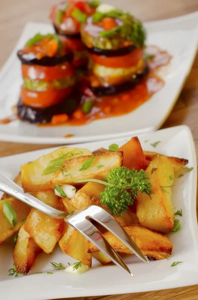 흰색 접시에 구운된 감자 — 스톡 사진